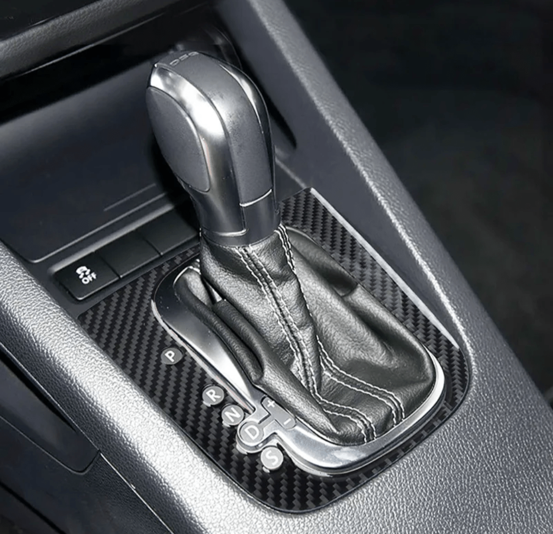 https://cdn.shopify.com/s/files/1/0565/4957/2747/files/Entourage-de-levier-de-vitesse-habillage-interieur-carbone-pour-Volkswagen-Golf-6-2_a9113a6f-75ae-47c2-b075-9daab616e4df.png?v=1765641373