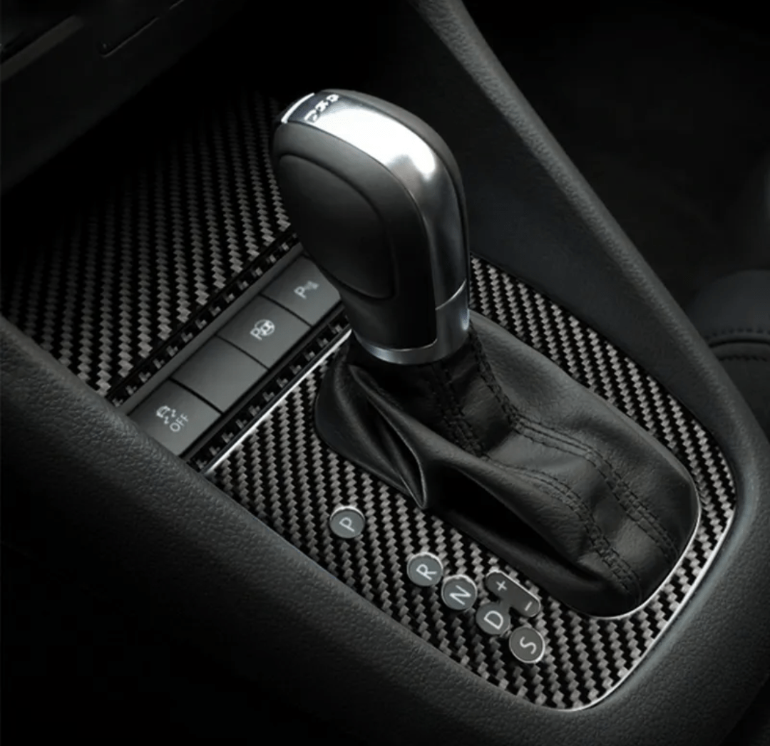 https://cdn.shopify.com/s/files/1/0565/4957/2747/files/Entourage-de-levier-de-vitesse-habillage-interieur-carbone-pour-Volkswagen-Golf-6-3_00de65ad-df6e-4826-9848-3e4c6c754a94.png?v=1765641372
