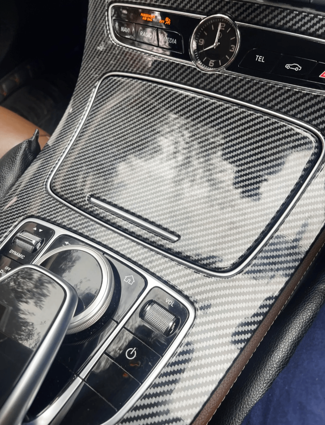 https://cdn.shopify.com/s/files/1/0565/4957/2747/files/Garniture-console-centrale-carbone-replica-pour-Mercedes-Classe-E-W213-2016-2018-2_7b6a2c40-b6c1-48c3-aab5-1614d3d34fe8.png?v=1765583696