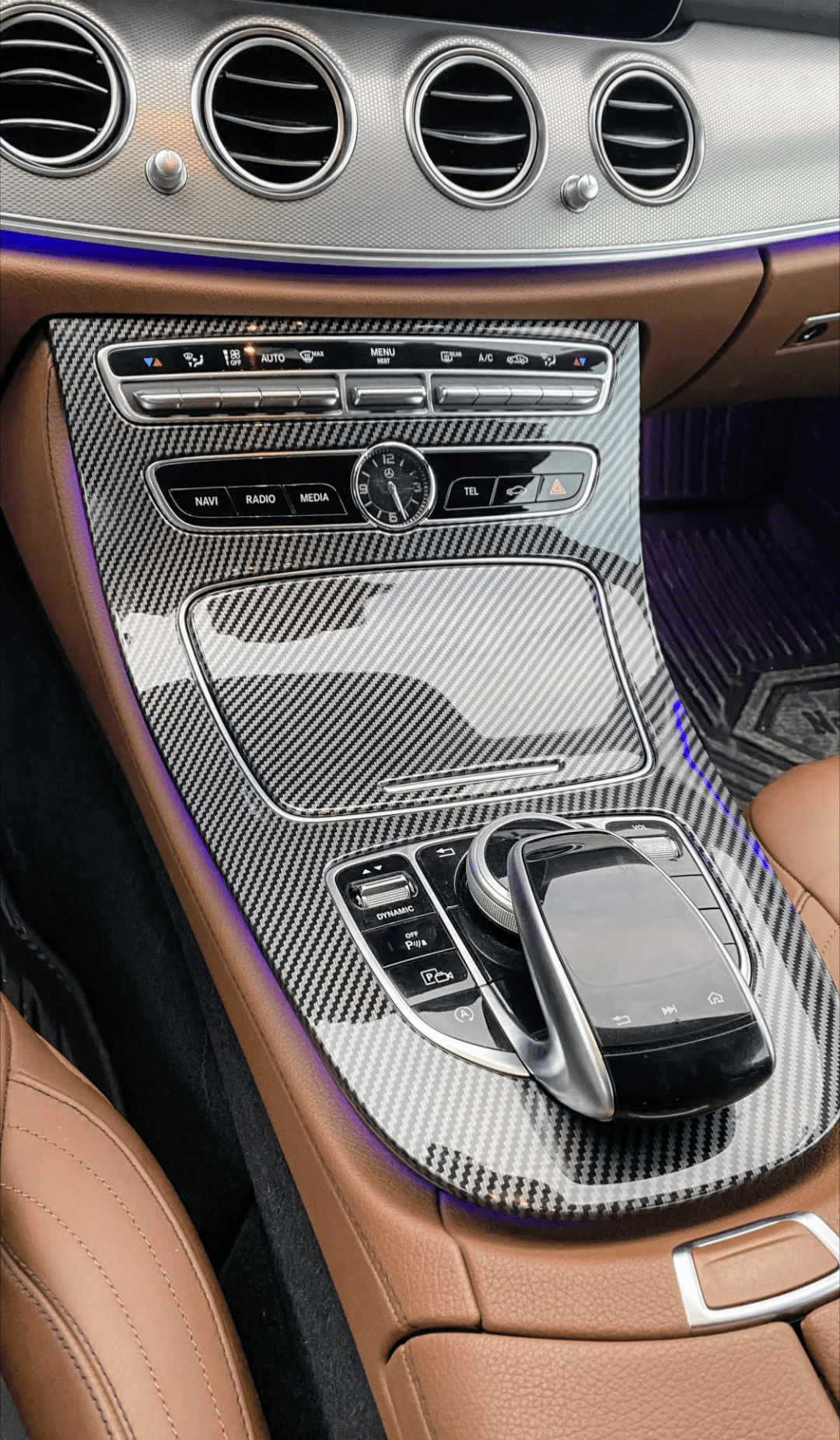 https://cdn.shopify.com/s/files/1/0565/4957/2747/files/Garniture-console-centrale-carbone-replica-pour-Mercedes-Classe-E-W213-2016-2018_dfcae016-115c-42c3-9a35-692304c8a6bf.png?v=1765583696
