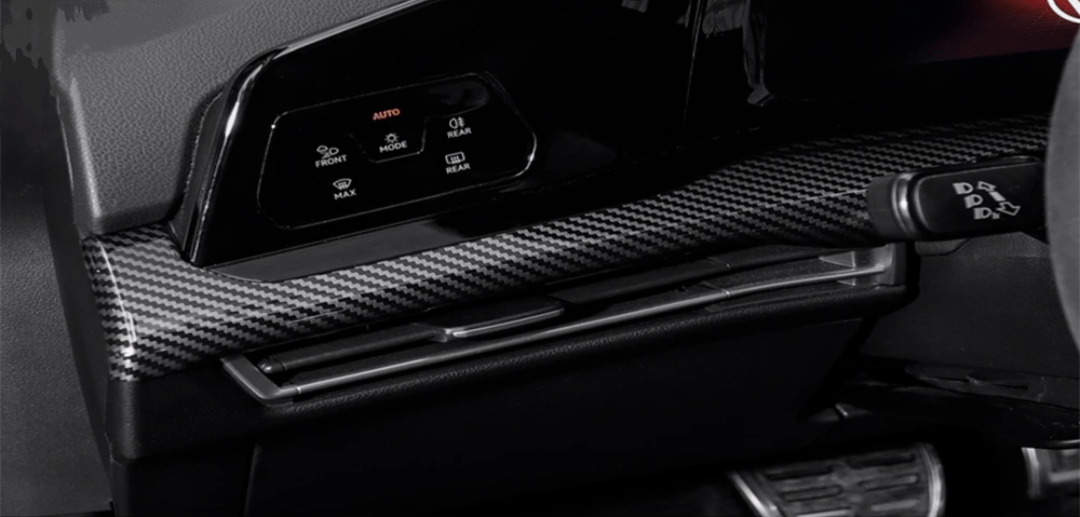 https://cdn.shopify.com/s/files/1/0565/4957/2747/files/Garniture-tableau-de-bord-carbone-pour-VW-GOLF-8-2019-a-2024-5.png?v=1761579527