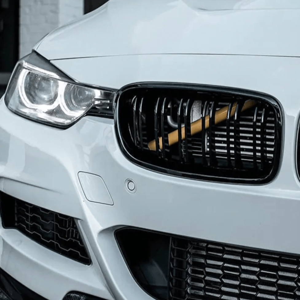 https://cdn.shopify.com/s/files/1/0565/4957/2747/files/Garnitures-Barres-de-renfort-de-calandres-avant-V-Brace-Jaunes-pour-BMW_589270aa-74a2-492f-9ccd-3a8a0352d503.png?v=1765818024