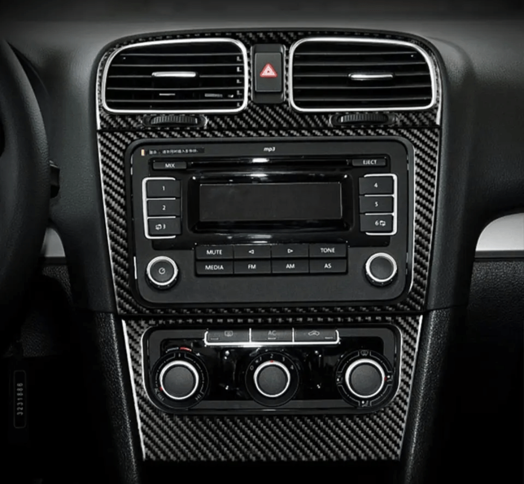 https://cdn.shopify.com/s/files/1/0565/4957/2747/files/Inserts-interieurs-carbone-tableau-de-bord-console-centrale-pour-Volkswagen-Golf-6-5_97a230e6-7f8b-4dce-9e32-c4a0617e7e42.png?v=1765641373