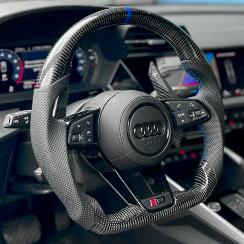 https://cdn.shopify.com/s/files/1/0727/0635/9572/files/Volant_Carbone_Audi_R8_Bleu.jpg?v=1754087234