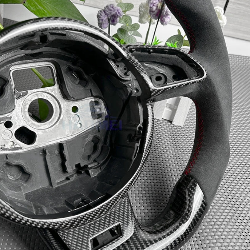 https://cdn.shopify.com/s/files/1/0727/0635/9572/files/cadrevolantaudib8carbone.jpg?v=1773668666