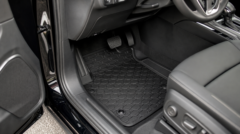 Jeu de tapis de sol voiture en caoutchouc à rebords posé dans le pied conducteur — tapis de sol voiture