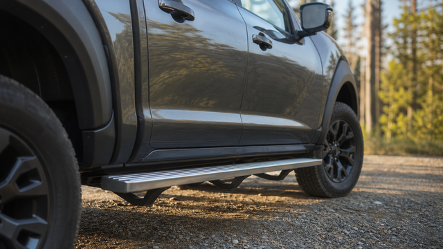 Marchepied aluminium monté sur le flanc d'un pick-up — marche pied 4x4