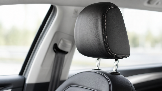 Appuie-tête voiture en cuir remonté sur ses tiges chromées — appuie-tête voiture