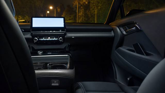 Écran central allumé la nuit et port USB libre, aucun câble dans l'habitacle — comparatif adaptateur CarPlay sans fil