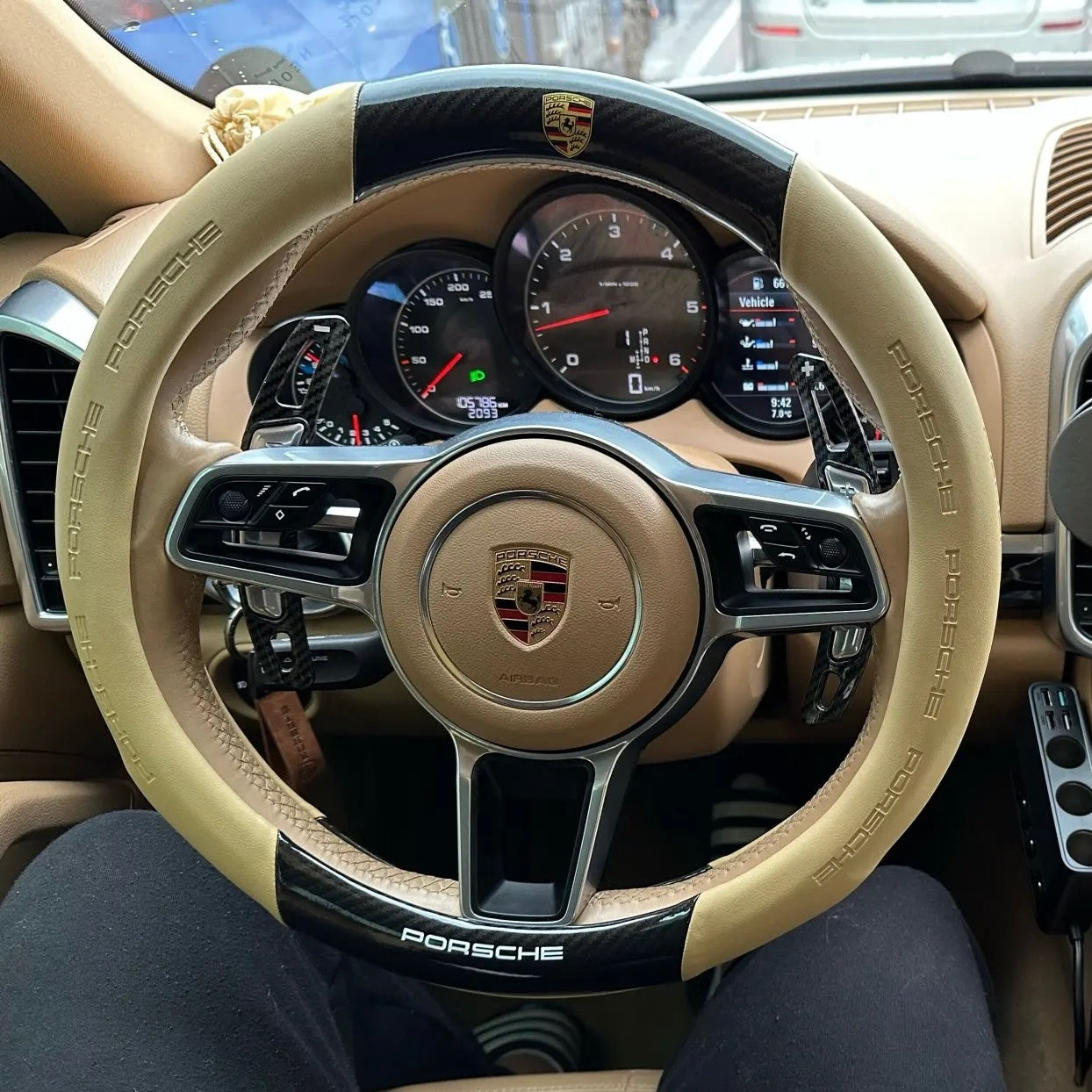 Palette au volant Porsche