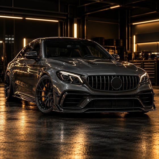 Coupé sportif gris foncé à calandre verticale dans un garage éclairé — accessoires Mercedes