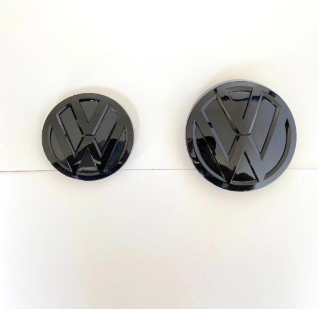 2x Insignes Volkswagen Golf 7.5 Facelift Noir Brillant - vue de face - Becquet Voiture