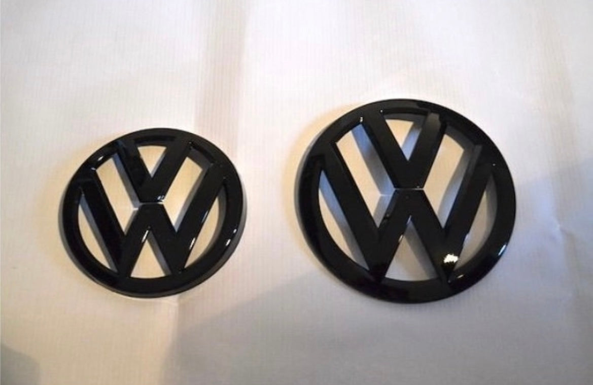 2x Insignes Volkswagen Golf 7 VII Noir Brillant ABS - vue de face - Becquet Voiture