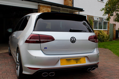 2x Insignes Volkswagen Golf 7 VII Noir Brillant ABS - vue de profil - Becquet Voiture