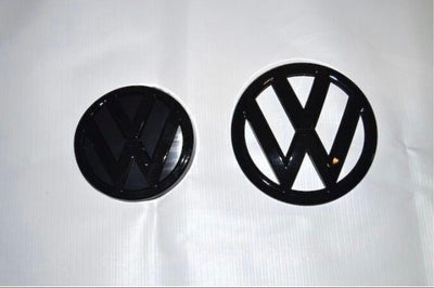 2x Insignes Volkswagen Golf 7 VII Noir Brillant ABS - vue de trois-quarts - Becquet Voiture