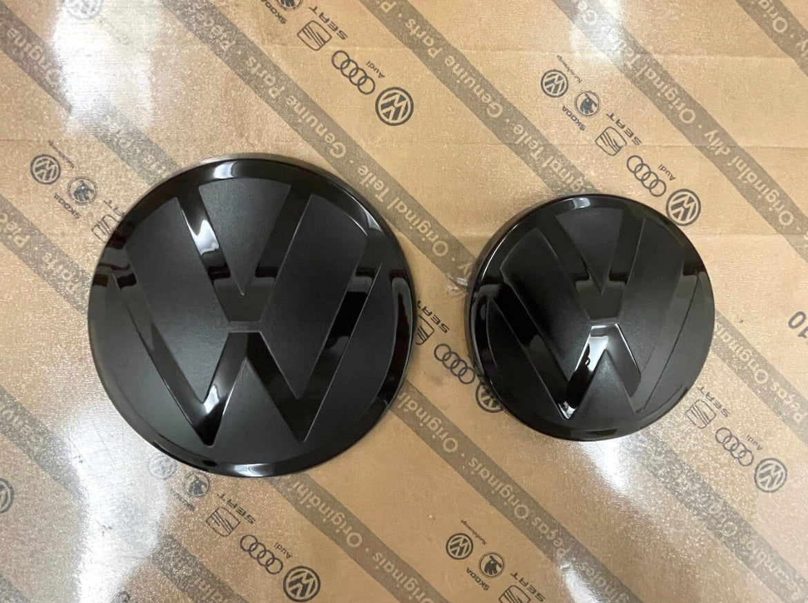 2x Insignes Volkswagen Golf 8 Noir Brillant - vue de face - Becquet Voiture