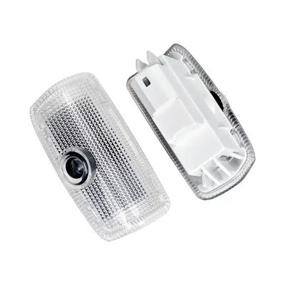 2x Lampes LED Projecteur Logo Infiniti pour Portes de Voiture - vue de trois-quarts - Becquet Voiture