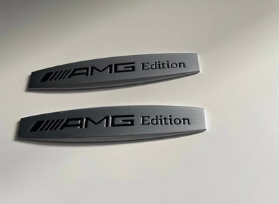 2x Logos Ailes Mercedes AMG Edition Alu Chromé - vue arrière - Becquet Voiture