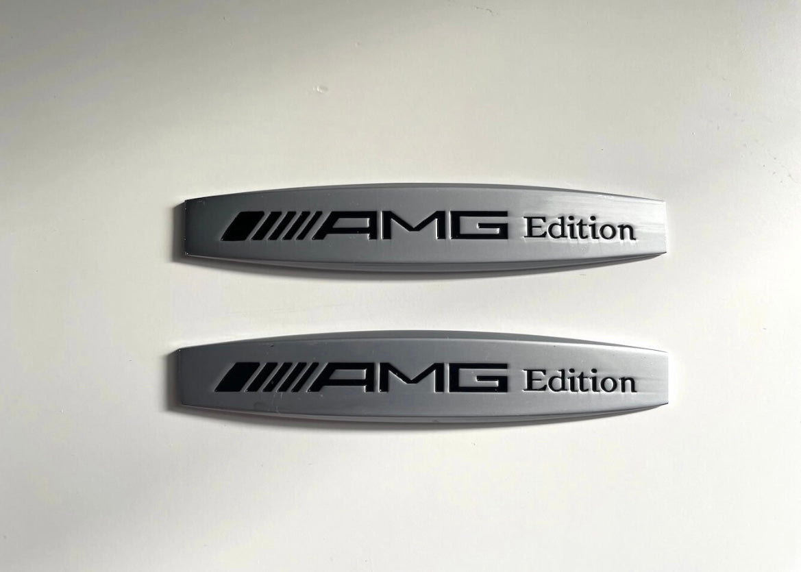 2x Logos Ailes Mercedes AMG Edition Alu Chromé - vue de face - Becquet Voiture