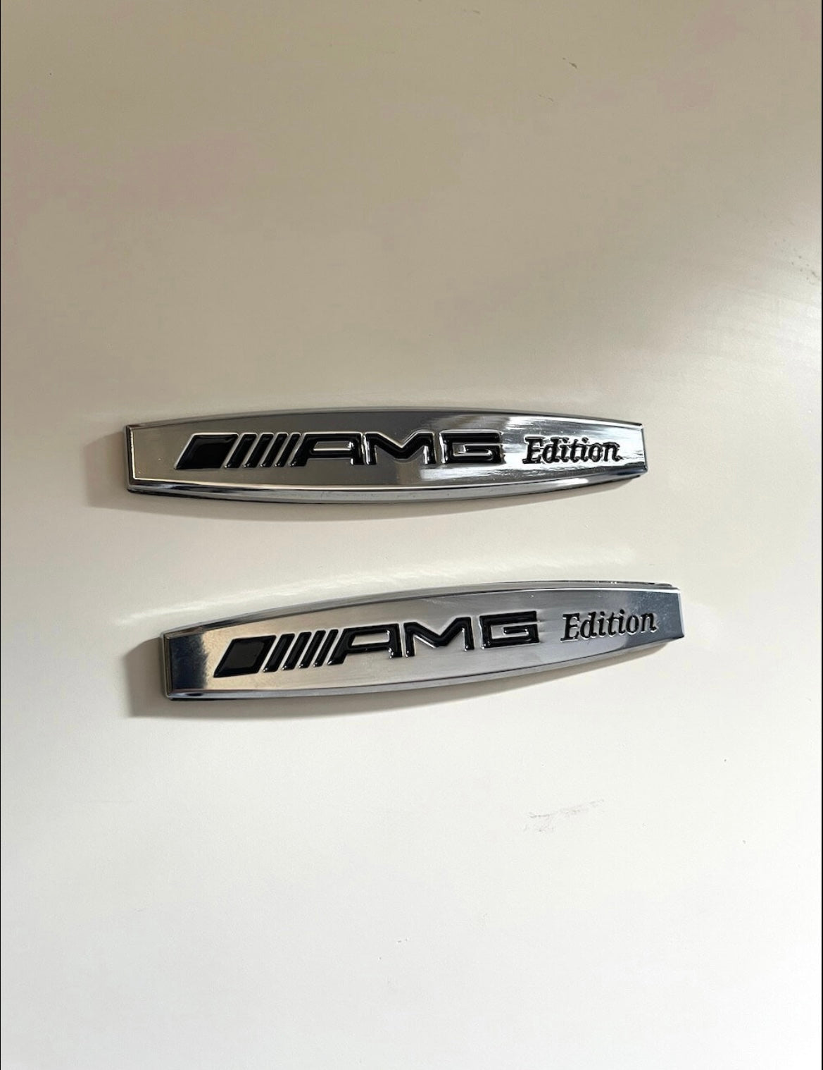 2x Logos Ailes Mercedes AMG Edition Chrome - vue de face - Becquet Voiture