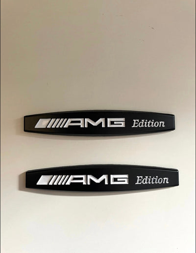 2x Logos Ailes Mercedes AMG Edition Noir - vue arrière - Becquet Voiture