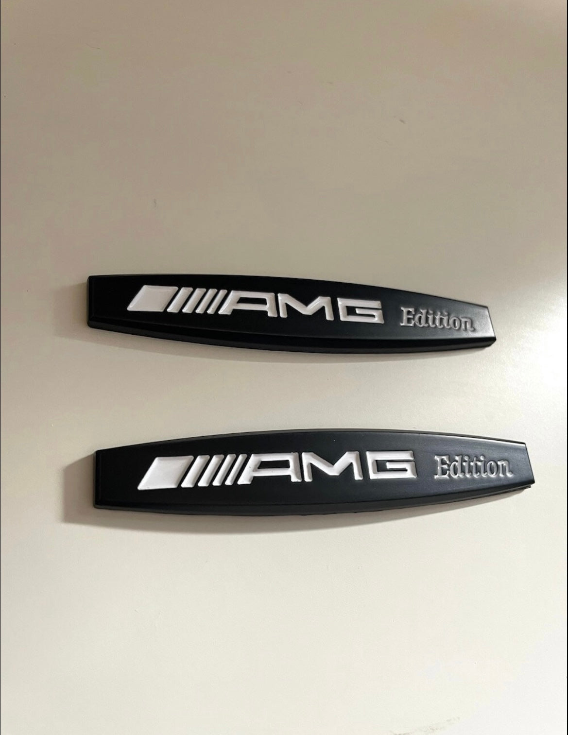 2x Logos Ailes Mercedes AMG Edition Noir - vue de face - Becquet Voiture