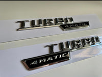 2x Logos Ailes Mercedes Turbo 4Matic - Finition Chrome - vue de profil - Becquet Voiture