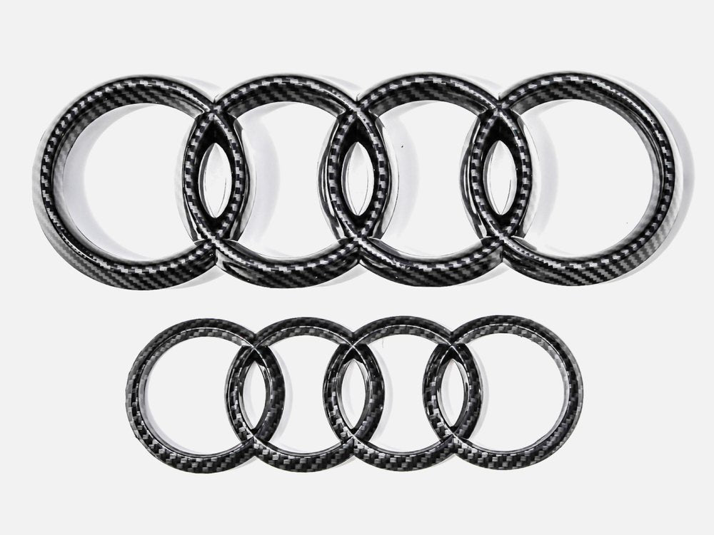 2x Logos Audi Carbone A1, A3, A4 A5 - vue de face - Becquet Voiture