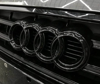 2x Logos Audi Noir Brillant A1, A3, A4 A5 - vue arrière - Becquet Voiture