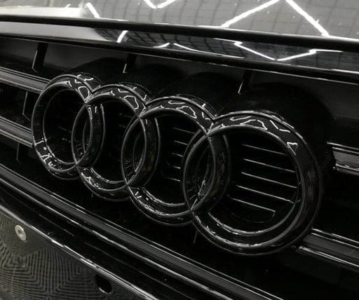 2x Logos Audi Noir Brillant A1, A3, A4 A5 - vue arrière - Becquet Voiture