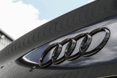 2x Logos Audi Noir Brillant A1, A3, A4 A5 - vue de trois-quarts - Becquet Voiture