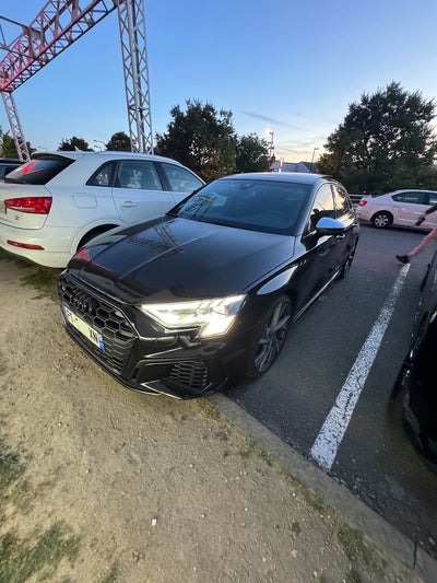 2x Logos Audi Noir Brillant A3 8Y 2020+ - vue de profil - Becquet Voiture