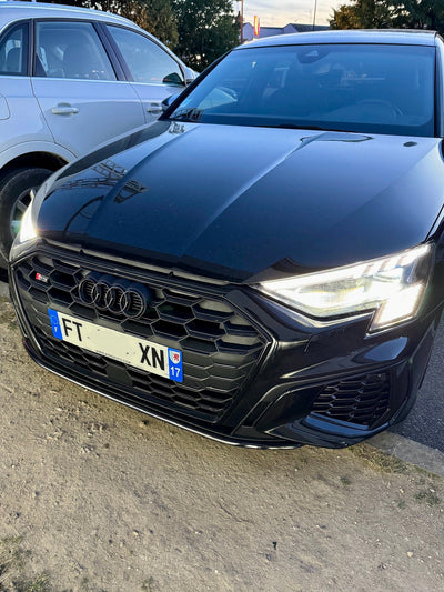 2x Logos Audi Noir Brillant A3 8Y 2020+ - vue de trois-quarts - Becquet Voiture