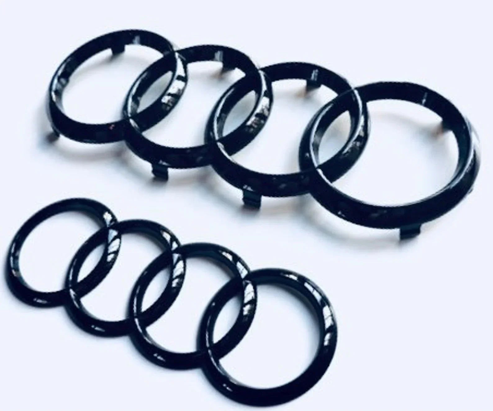 2x Logos Audi Noir Brillant A6 C7 2011-2018 Emblèmes - vue de face - Becquet Voiture