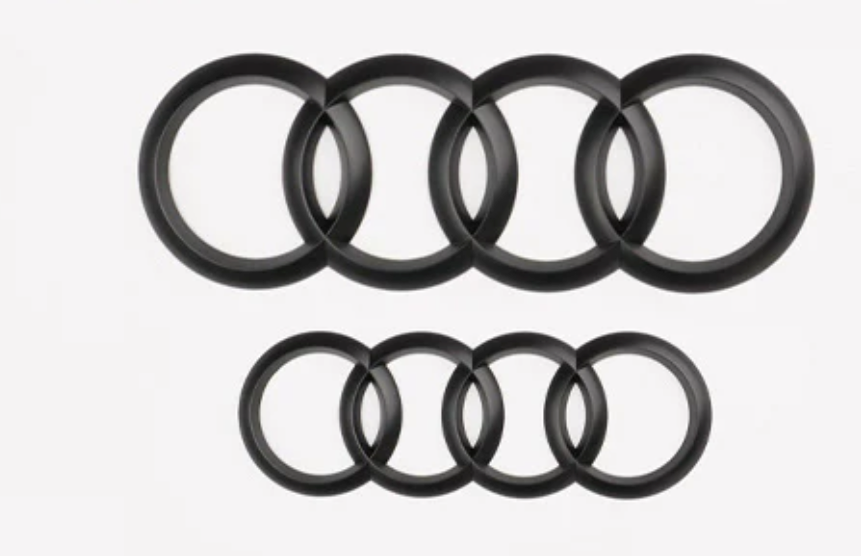 2x Logos Audi Noir Mat Q2, Q3, Q5 Q7 - vue de face - Becquet Voiture