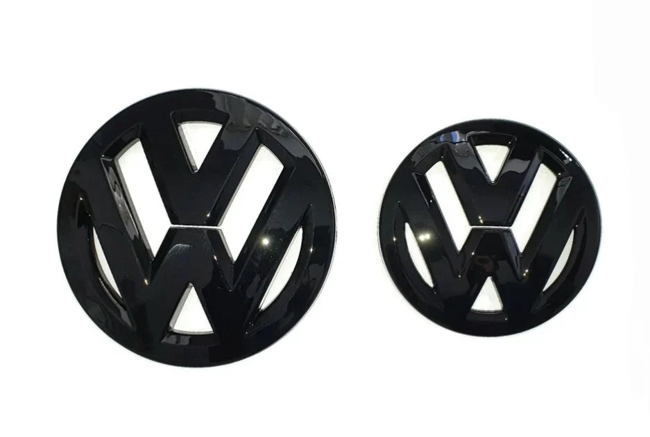 2x Logos Noir Brillant VW Passat CC 2013-2018 - vue de face - Becquet Voiture