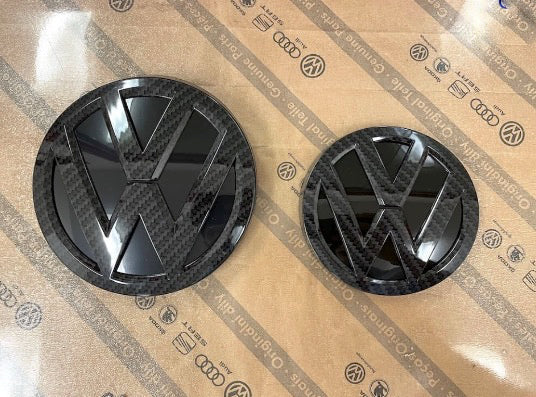 2x Logos Volkswagen Golf VII 7.5 Facelift Carbone 17+ - vue de face - Becquet Voiture