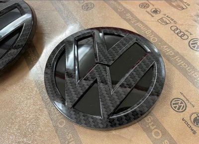 2x Logos Volkswagen Golf VII 7.5 Facelift Carbone 17+ - vue de profil - Becquet Voiture