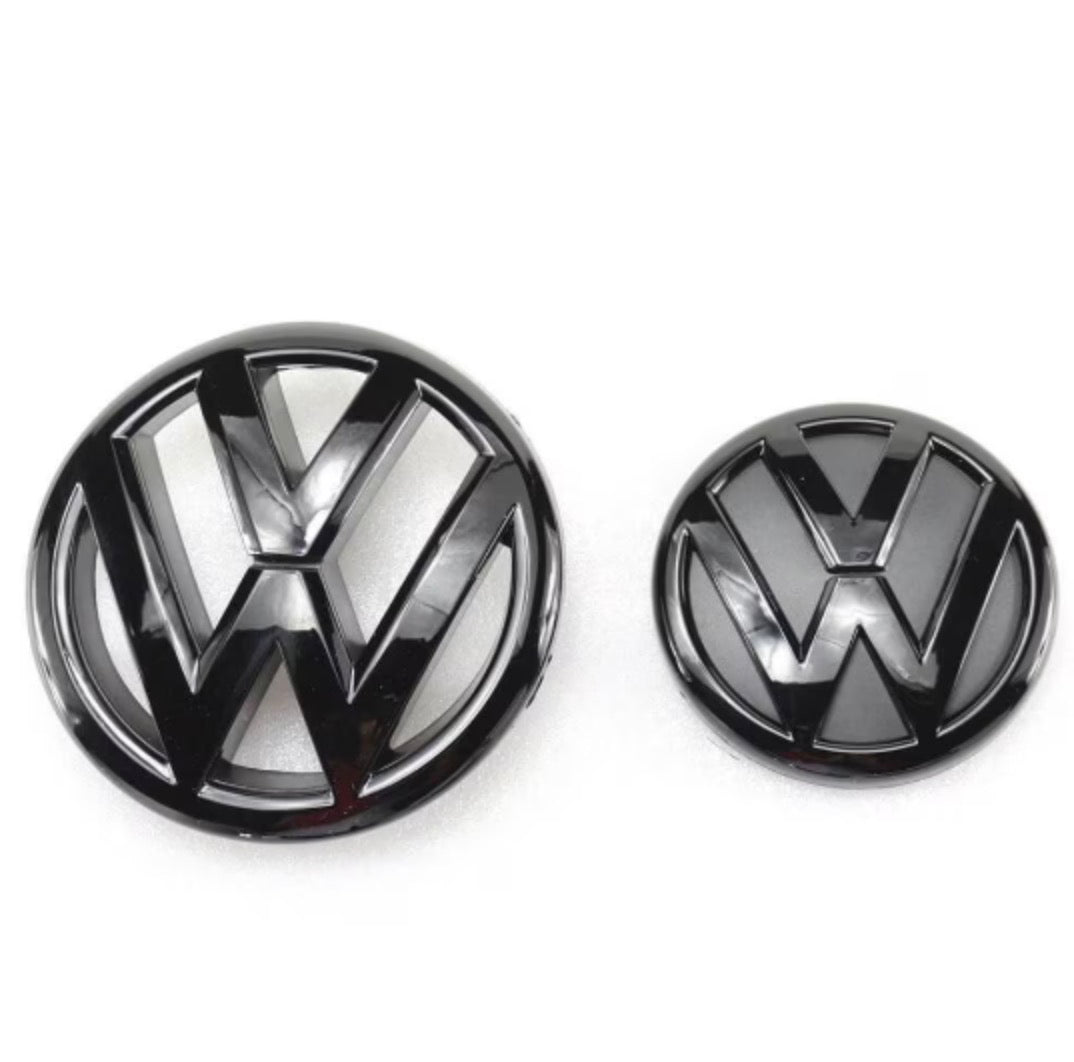 2x Logos VW Jetta MK6 VI Noir Brillant (11-14) - vue de face - Becquet Voiture