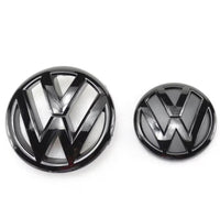 2x Logos VW Jetta MK6 VI Noir Brillant (11-14) - vue de face - Becquet Voiture