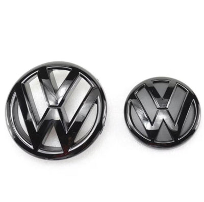 2x Logos VW Jetta MK6 VI Noir Brillant (11-14) - vue de face - Becquet Voiture