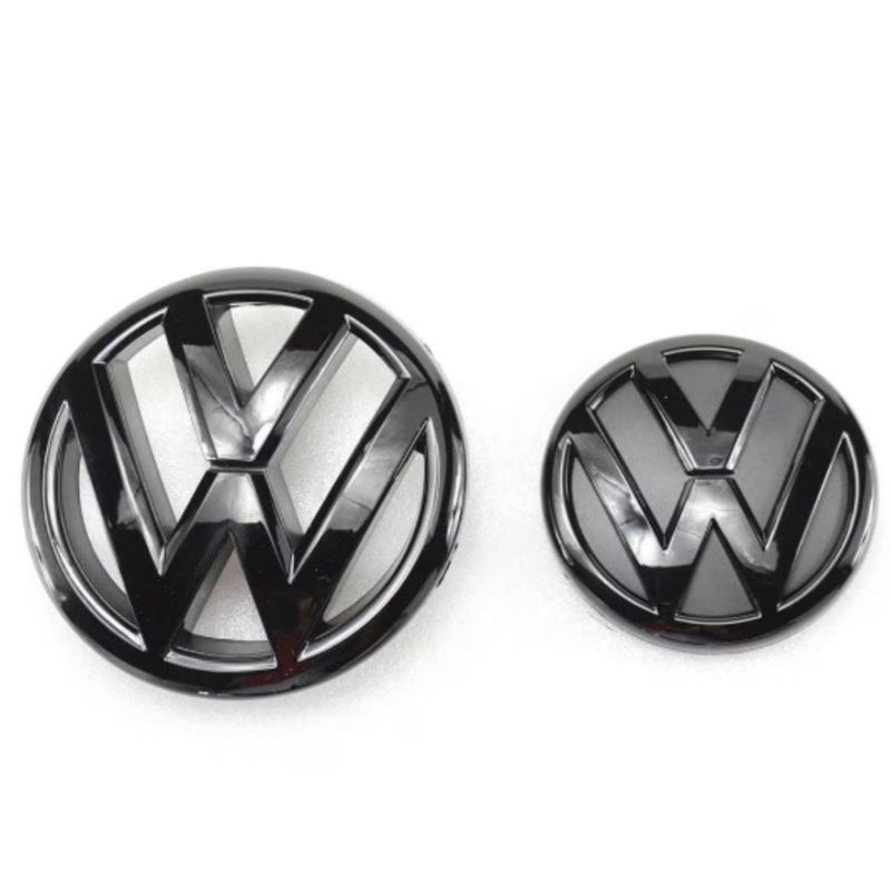 2x Logos VW Jetta MK6 VI Noir Brillant (11-14) - vue de face - Becquet Voiture