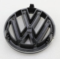 2x Logos VW Jetta MK6 VI Noir Brillant (11-14) - vue de trois-quarts - Becquet Voiture