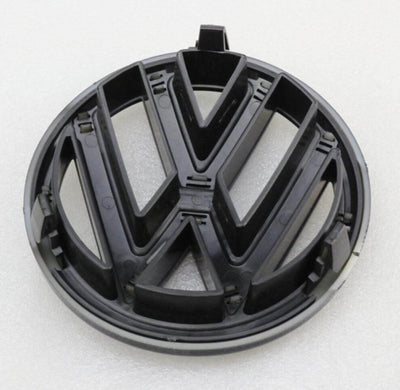 2x Logos VW Jetta MK6 VI Noir Brillant (11-14) - vue de trois-quarts - Becquet Voiture