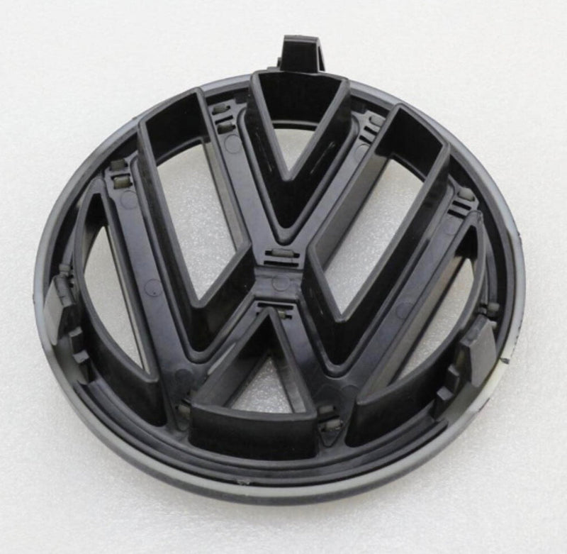 2x Logos VW Jetta MK6 VI Noir Brillant (11-14) - vue de trois-quarts - Becquet Voiture