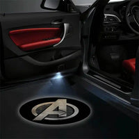 2X Projecteurs de Porte LED Marvel Avengers pour Voiture - vue de profil - Becquet Voiture