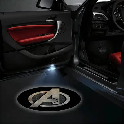 2X Projecteurs de Porte LED Marvel Avengers pour Voiture - vue de profil - Becquet Voiture