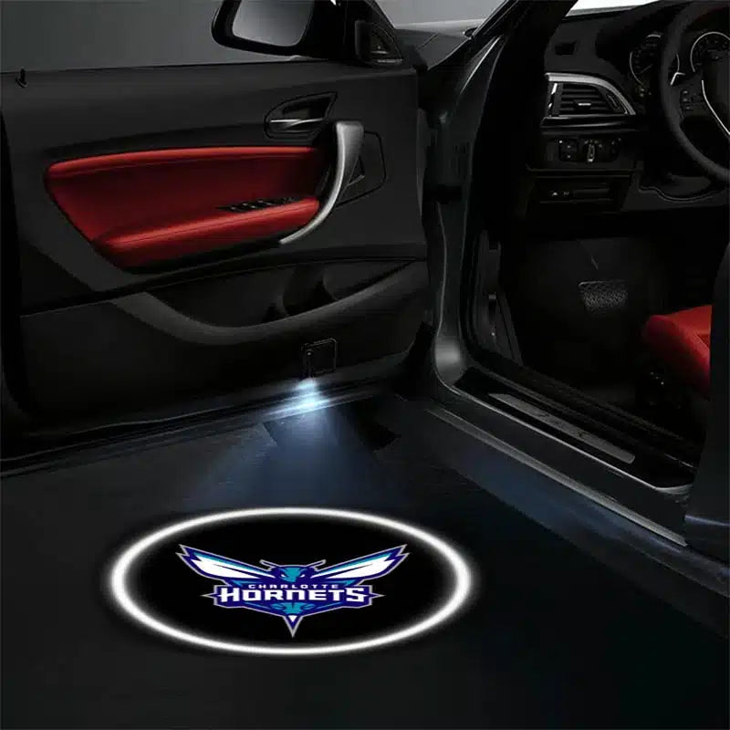 2X Projecteurs de Porte LED NBA Charlotte Hornets pour Voiture - détail du montage - Becquet Voiture