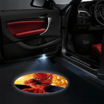 2x Projecteurs de Porte LED Spiderman Marvel projection logo voiture - vue de profil - Becquet Voiture