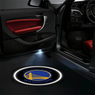 2x Projecteurs LED Logo NBA Golden State Warriors pour Portes - détail du montage - Becquet Voiture